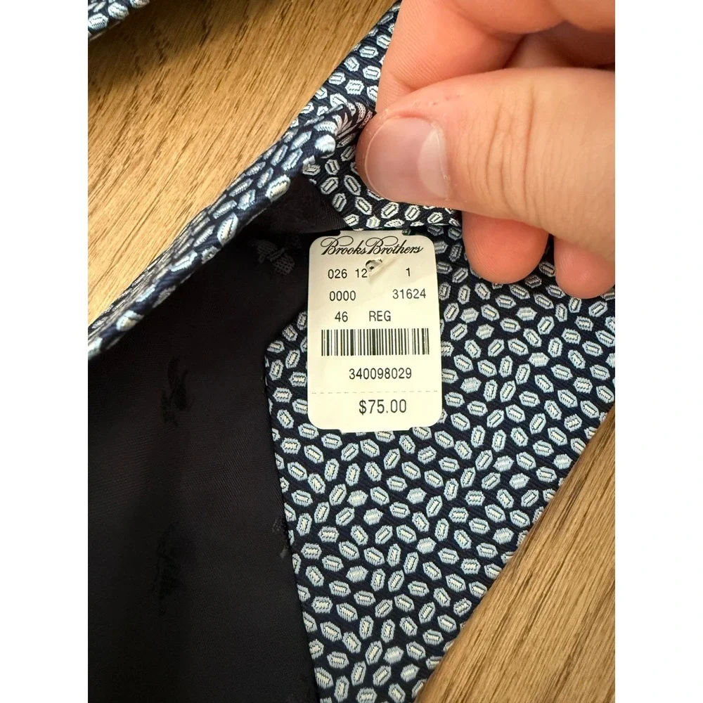 Brooks Brothers Mens Navy Blue Silk Stain Resistant Geometric Necktie Italy NWT